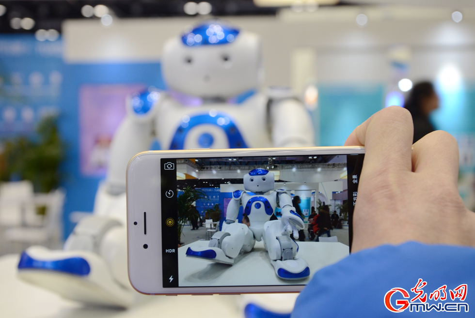 图为公众在“2015世界机器人博览会”展区拍摄机器人（光明图片 肖春芳/摄） ... ... ... ...