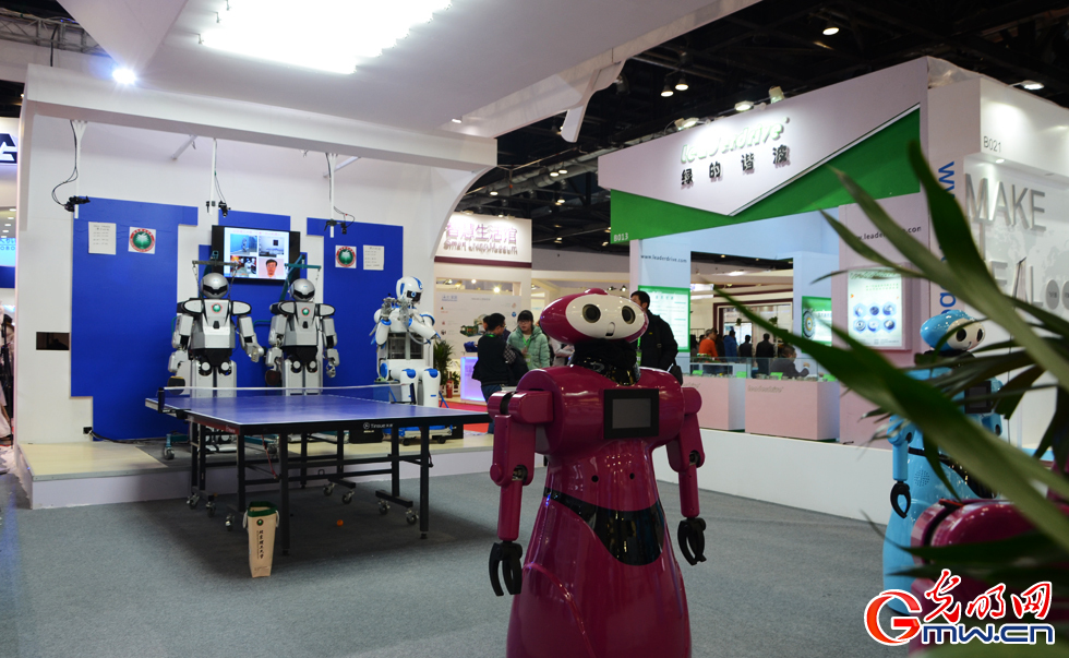 北京理工大学展出的机器人项目（光明图片肖春芳/摄） ... ...